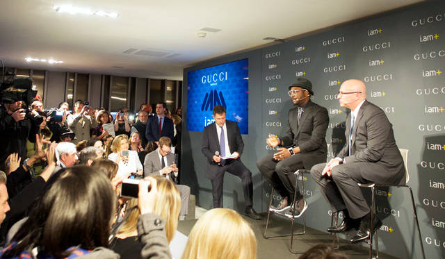 グッチのブース前に設置された特設ステージに立つグッチ タイムピーシズのプレジデント & CEOステファン・ランダー氏（写真右から）とウィル・アイ・アム氏