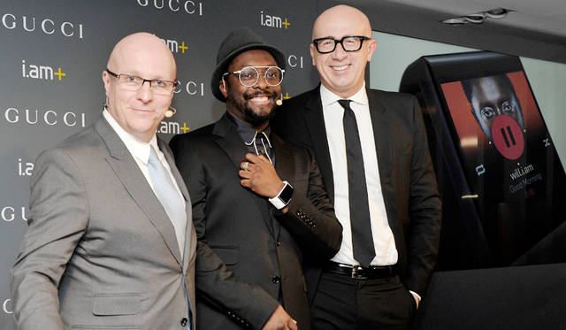 写真左から、グッチ タイムピーシズのプレジデント & CEOステファン・ランダー氏、世界的なミュージシャンのウィル・アイ・アム氏、グッチ プレジデント & CEOマルコ・ビッザーリ氏