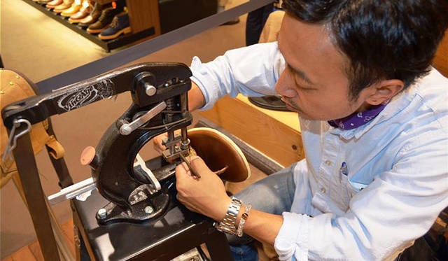 「World Sandals Market」　オリジナルのレザーアイテムにスタッズを打った「Vin & Age（ヴィン・アンド・エイジ）」を展開するヘッドウィズの島田氏がその場でリクエストに応じてスタッズをカスタマイズするイベントを開催