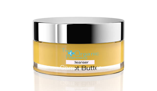 <strong>The Organic Pharmacy｜オーガニックファーマシー</strong><br />使い方は、付属のスパチュラでパール粒大を手に取り温め、乾いた顔全体に優しく伸ばしメイクや汚れを溶かして浮かしていく。42℃の熱めのお湯に浸して、絞ったオーガニック モスリン クロス（別売1620円）を広げて顔にあて、スチームパックを2～3回繰り返したあと、顔全体をクロスで優しくマッサージするように拭き取る。（クレンジング）「キャロットバター クレンザー」9504円[75mL]