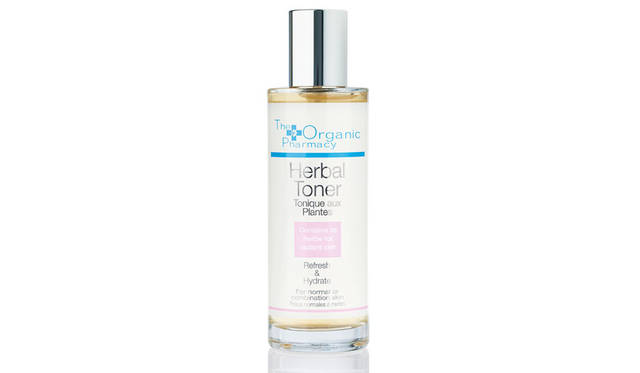 <strong>The Organic Pharmacy｜オーガニックファーマシー</strong><br />使い方は、洗顔後、目を閉じて顔全体にハーバルトナーをスプレーし、手のひらで肌に浸透させるようにプレスしていく。乾燥が気になるときには、スプレーとプレスをじっくり繰り返す。（化粧水）「ハーバル トナー」8424円[100mL]