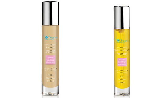 <strong>The Organic Pharmacy｜オーガニックファーマシー</strong><br />左／使い方は、洗顔、化粧水後、顔に2プッシュし手のひらで優しく馴染ませる。「アンチオキシダント フェイスセラム」2プッシュを混ぜて使うことで、エイジングケア相乗効果を生み出す。（美容ジェル）「アンチオキシダント フェイス ジェル」1万4580円[35mL]、右／使い方は、洗顔、化粧水後、2プッシュを手のひらで顔全体に優しく馴染ませる。「アンチオキシダント フェイス ジェル」2プッシュを混ぜて使うことで、相乗効果でエイジングケアの効果をさらに高める。（美容セラム）「アンチオキシダント フェイス ファーミングセラム」2万1060円[35mL]