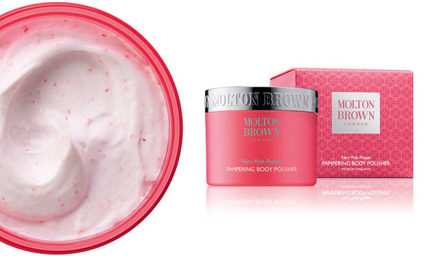 <strong>MOLTON BROWN｜モルトンブラウン</strong><br />「ボディポリッシャー コレクション」　ピンクペッパー、ジンジャー、パチョリのブレンドによるスパイスの効いた魅惑的なアロマ。「ファイアリー ピンクペッパー パンパリング ボディポリッシャー」価格7560円[250ml]