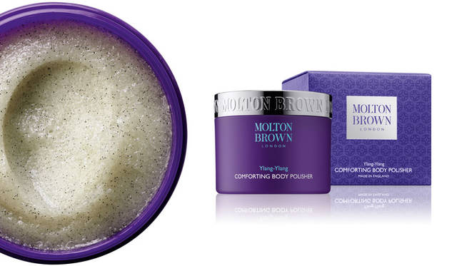 <strong>MOLTON BROWN｜モルトンブラウン</strong><br />「ボディポリッシャー コレクション」　イランイラン、カルダモン、ムスクのブレンドによる甘く濃厚なアロマ。「イランイラン コンフォーティング ボディポリッシャー」価格7560円[275g]