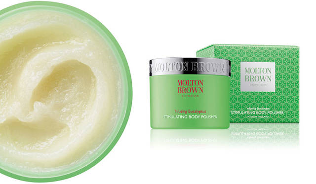 <strong>MOLTON BROWN｜モルトンブラウン</strong><br />「ボディポリッシャー コレクション」　ユーカリ、ミント、シダーウッドのブレンドによる爽快感の高いアロマ。「インフュージング ユーカリプタス スティミュレイティング ボディポリッシャー」価格7560円[275g]