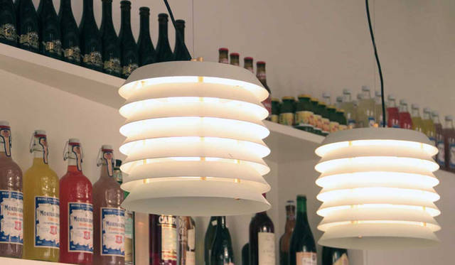 <strong>YAMAGIWA｜ヤマギワ</strong><br />「SANTA & COLE（サンタ＆コール）」　透過性のないプレートをルーバー状に重ねた蜂の巣をおもわせるシンプルな構造で、光と影が美しいデザインが特徴。「MAIJA」各13万5000円＜design：Ilmari Tapiovaara（1955）＞