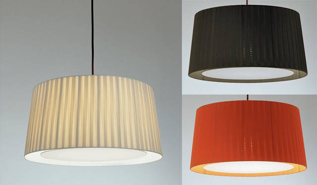 <strong>YAMAGIWA｜ヤマギワ</strong><br />「SANTA & COLE（サンタ＆コール）」　1本のコットンリボンを丁寧に巻いてつくられたセードから漏れる美しい光のグラデーションに注目。「GT5」各10万5840円＜design：Santa&Cole Team（1994）＞