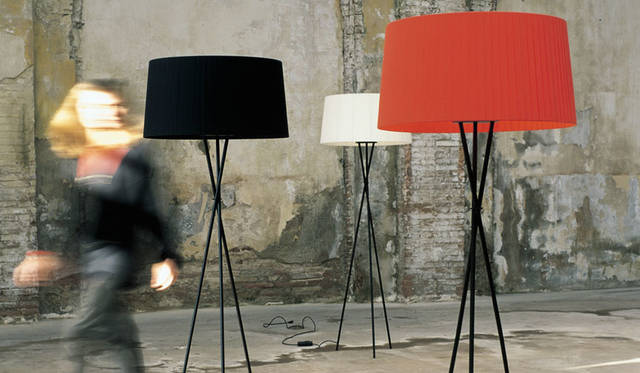 <strong>YAMAGIWA｜ヤマギワ</strong><br />「SANTA & COLE（サンタ＆コール）」　「TRIPODE G5」各13万8240円＜design：Santa&Cole Team（1997）＞