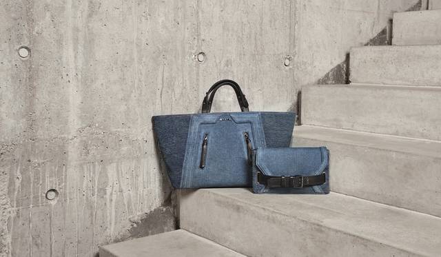 左：バイカー・ン・デニム トートバッグ 5万2920円<br />右：バイカー・ン・デニム 2WAYショルダーバッグ 3万8880円