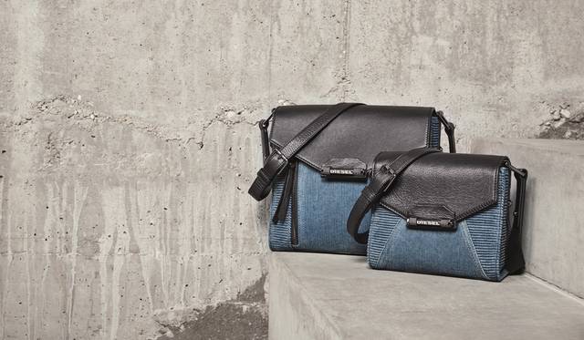 左：インダストリアル デニム ショルダーバッグ 4万2120円<br />右：インダストリアル デニム ショルダーバッグ 3万2400円