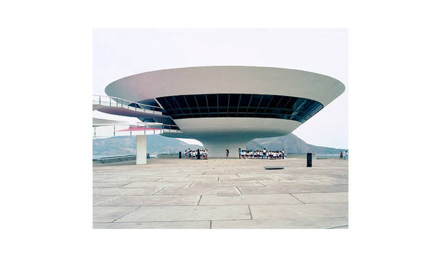 オスカー・ニーマイヤー《ニテロイ現代美術館》Photo: Takashi Homma 2002年