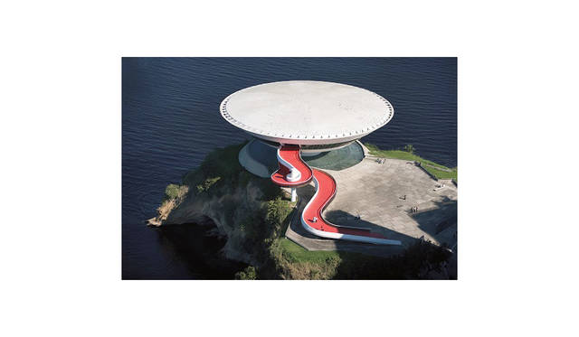 オスカー・ニーマイヤー《ニテロイ現代美術館》Photo: Leonardo Finotti