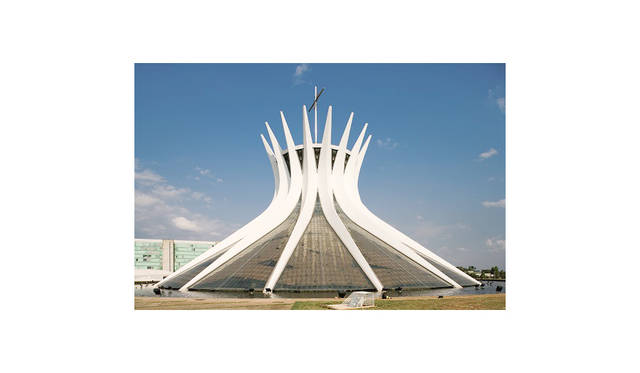 オスカー・ニーマイヤー《ブラジリア大聖堂》Photo: Leonardo Finotti