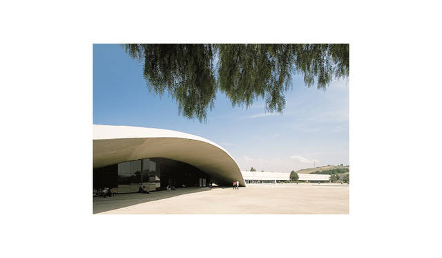 オスカー・ニーマイヤー《コンスタンティーヌ大学》Photo: Leonardo Finotti