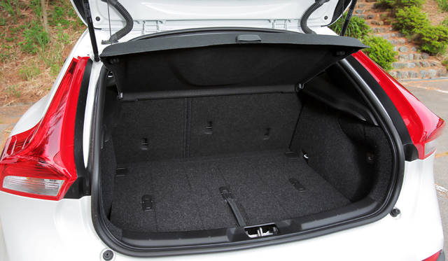 022_Volvo_V40_Cross_Country_T5_AWD