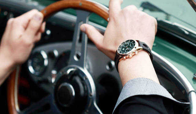 パンチングされたブラウンレザーストラップが特徴的。スポーティーながらクラシックなデザインに仕上がっており、スポーツとエレガンスのバランスを見事に取り入れている