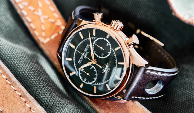 美しさと視認性に貢献しているのが、ギョーシェ装飾のされた文字盤だ。ローズゴールドプレートの針とインデックスはスーパールミノバ仕上げで、暗闇でも時刻を確認できる。その独特なスタイルのデザインとヒーリーのロゴが印象的