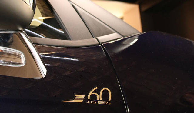 60周年記念特別仕様車は、ボディステッカーのほか、インテリアには特製フロアマット、1台ごとの限定ナンバーが彫られたプレートなどが奢られている