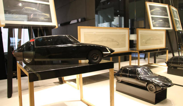 2階に向かう階段の途中には、オリジナルDSのデザイン開発関連の資料が展示されている