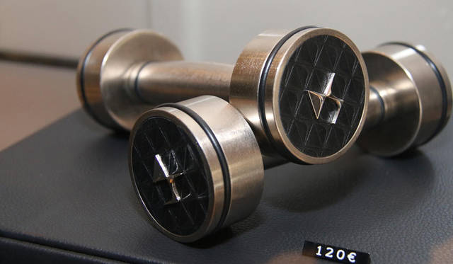 DSロゴの入ったダンベルは120ユーロ（約1万6,000円）