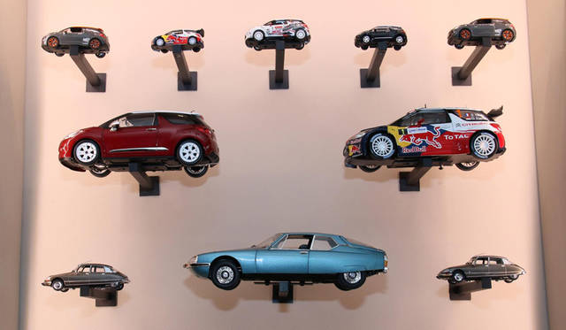 ミニカーの販売ケース