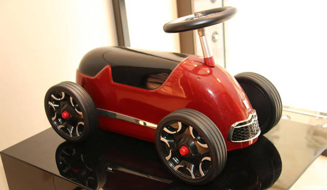 バゲーラ社製トーイカー。ステアリングのマテリアルはDS3と同じものを使用。130ユーロ（約1万8,000円）