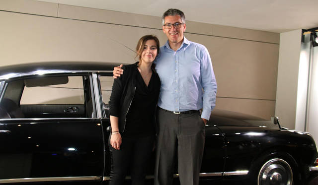 DS WORLD PARISのダイレクター、ジュリアン・フォー氏（右）と、レセプションのインターン、カリッサさん（左）