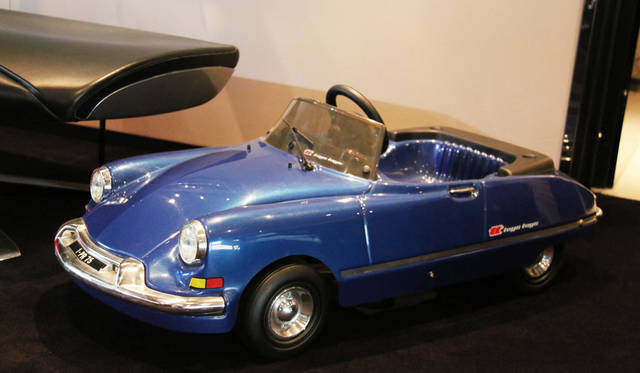 トーイズ・トーイズ（イタリア）社製のオリジナルDSを模したペダルカー