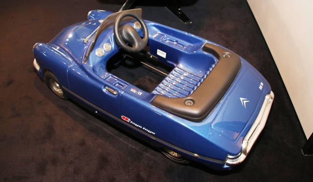 トーイズ・トーイズ社製のオリジナルDSを模したペダルカー。実車をイメージさせる1本スポーク・ステアリングが憎い