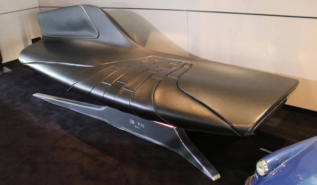 一角にDS WORLD PARISのために造られたソファ。座面は現行DSのシートをモティーフにしている