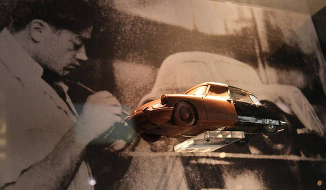 オリジナル・シトロエンDSのクレイモデルと、デザイナーのフラミニオ・ベルトーニ（1903-1964）