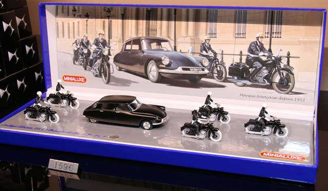 ミニアリュクス社によるオリジナルDSの大統領専用車ミニカー。159ユーロ（約2万2,000円）
