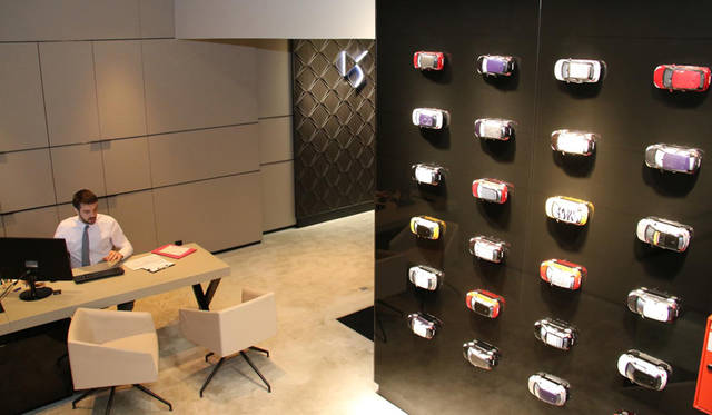 地下ではコンセイエ（セールス）が待機。パーソナリゼーションにきめ細かく対応する