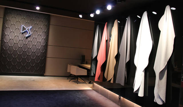 レザーのカラーやマテリアル感を、贅沢なサンプルで確かめられる。イタリア製スーパースポーツカーのテイラーメイド部門を彷彿とさせる