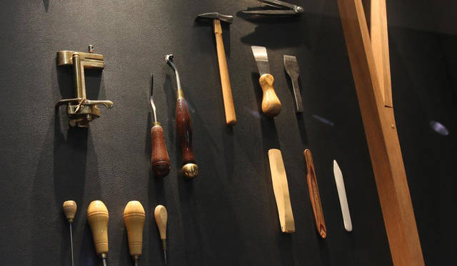インテリアのレザー加工に使われるツールが、クオリティ感を盛り上げる
