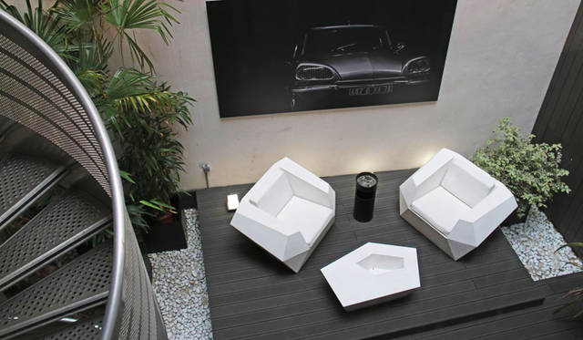 地下のドアを開け外に出ると、空を見上げられる吹き抜けが広がっている