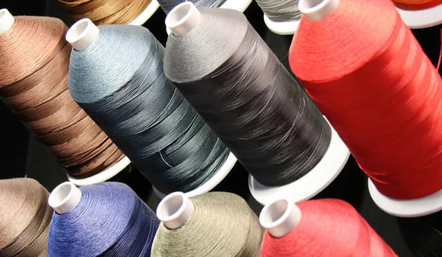 ステッチに用いられる糸の色もバリエーションに富んでいる