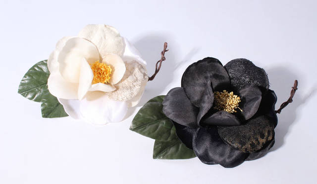 <strong>PASS THE BATON｜パスザバトン</strong><br />「PASS THE BATON KYOTO GION（パスザバトン京都祇園店）」　細尾×PASS THE BATON「西陣織 椿コサージュ」各9720円