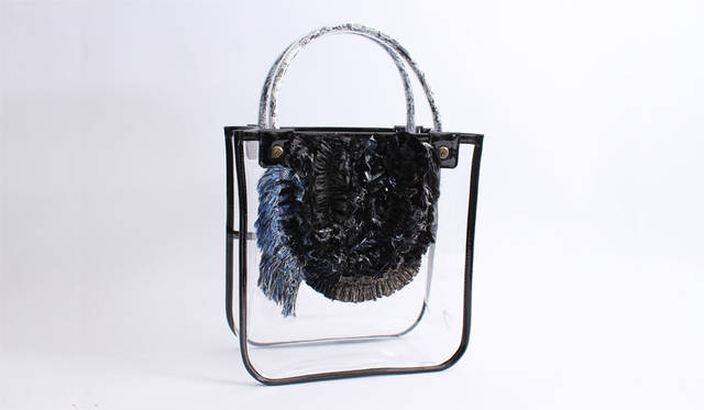 <strong>PASS THE BATON｜パスザバトン</strong><br />「PASS THE BATON KYOTO GION（パスザバトン京都祇園店）」　細尾×carnet×PASS THE BATON「西陣織 プリーツフリルトートバッグ」価格未定　※色変更の可能性あり