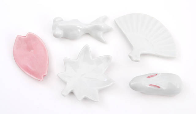 <strong>PASS THE BATON｜パスザバトン</strong><br />「PASS THE BATON KYOTO GION（パスザバトン京都祇園店）」　公長齋小菅×PASS THE BATON「シミ竹箸と京焼箸置きセット」1728円