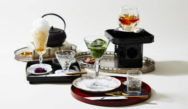 <strong>PASS THE BATON｜パスザバトン</strong><br />「PASS THE BATON KYOTO GION（パスザバトン京都祇園店）」　「お茶と酒 たすき」は、白川の美しいせせらぎの音に癒されながら、お茶やカクテルで一服できる