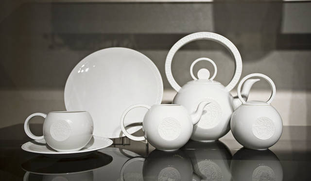 <strong>VERSACE｜ヴェルサーチ</strong><br />「VERSACE HOME 銀座店」　世界49セットの限定コレクション「La Medusa Baroque Punk」