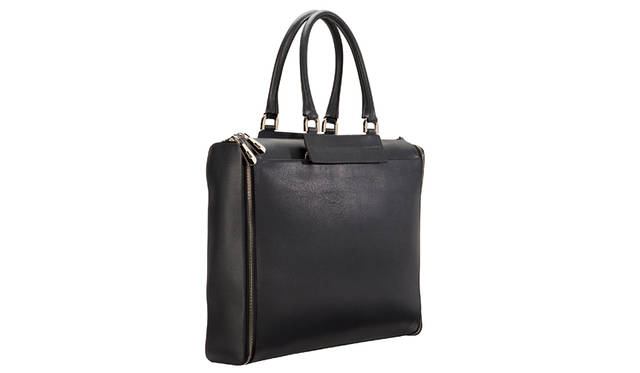 <strong>FURLA｜フルラ</strong><br />2015年秋冬コレクション　メンズ「MODULAR BAG（モジュラーバッグ）」（マテリアル：ラミネート加工レザー（牛革）／カラー：ブラック／サイズ：W42.5×H26×21.5cm）12万5280円　※別売のボディーパーツは10万8000円（別売のホースヘア風カウファー素材ボディーもあり）