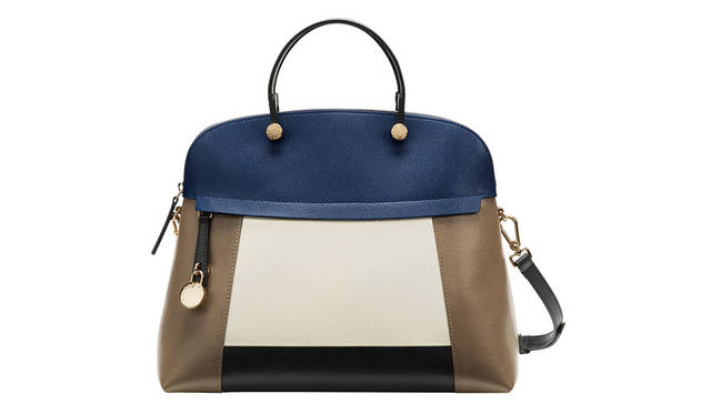 <strong>FURLA｜フルラ</strong><br />2015年秋冬コレクション　人気の「PIPER」にカラーブロックモデルが新登場。愛されつづけるアイコンバッグにトレンド感をプラス。ウィメンズ「PIPER（パイパー）」（マテリアル：ラミネートレザー／カラー：ネイビー＆オフホワイト＆ベージュ／サイズ：W34×H28×D15cm）7万1280円