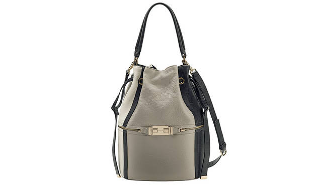<strong>FURLA｜フルラ</strong><br />2015年秋冬コレクション　トレンドの巾着型の新モデル。幾何学的な模様とカラーブロックが“辛口フェミニン”スタイルにぴったり。「VIVA（ヴィヴァ）」（マテリアル：ロンドンレザー／カラー：グレー＆オフホワイト＆ブラック／サイズ：W22.5×H31×D15cm）8万8560円