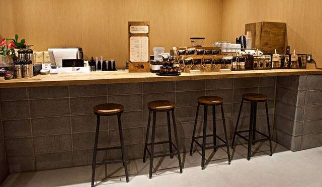 <strong>THE NORTH FACE｜ザ・ノース・フェイス</strong><br />「THE NORTH FACE GRAVITY HAKUBA（ザ・ノース・フェイス グラヴィティ 白馬）」　2階のコーヒースタンド