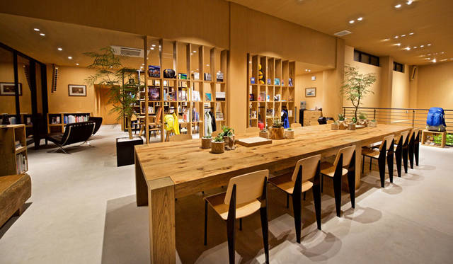 <strong>THE NORTH FACE｜ザ・ノース・フェイス</strong><br />「THE NORTH FACE GRAVITY HAKUBA（ザ・ノース・フェイス グラヴィティ 白馬）」　自然やアートを題材にした書籍を自由に閲覧できる2階のフリースペース