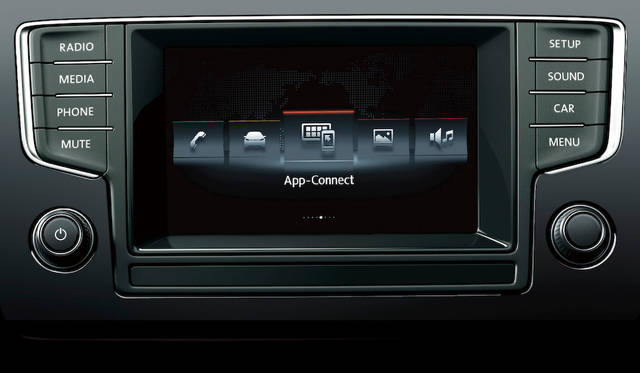 純正のインフォテイメントシステム“Composition Media”