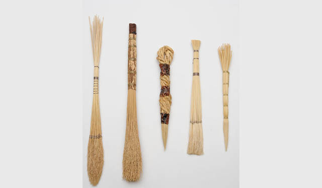 <strong>LIVING MOTIF｜リビング・モティーフ</strong><br />「日本の道具 ～自然素材を生かしたものづくり～」　稲藁工房ふらここ舎 東明美（わら筆）