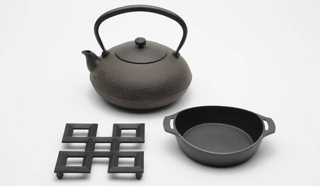 <strong>LIVING MOTIF｜リビング・モティーフ</strong><br />「日本の道具 ～自然素材を生かしたものづくり～」　鋳心工房（鉄瓶、グラタン皿、鍋敷き）